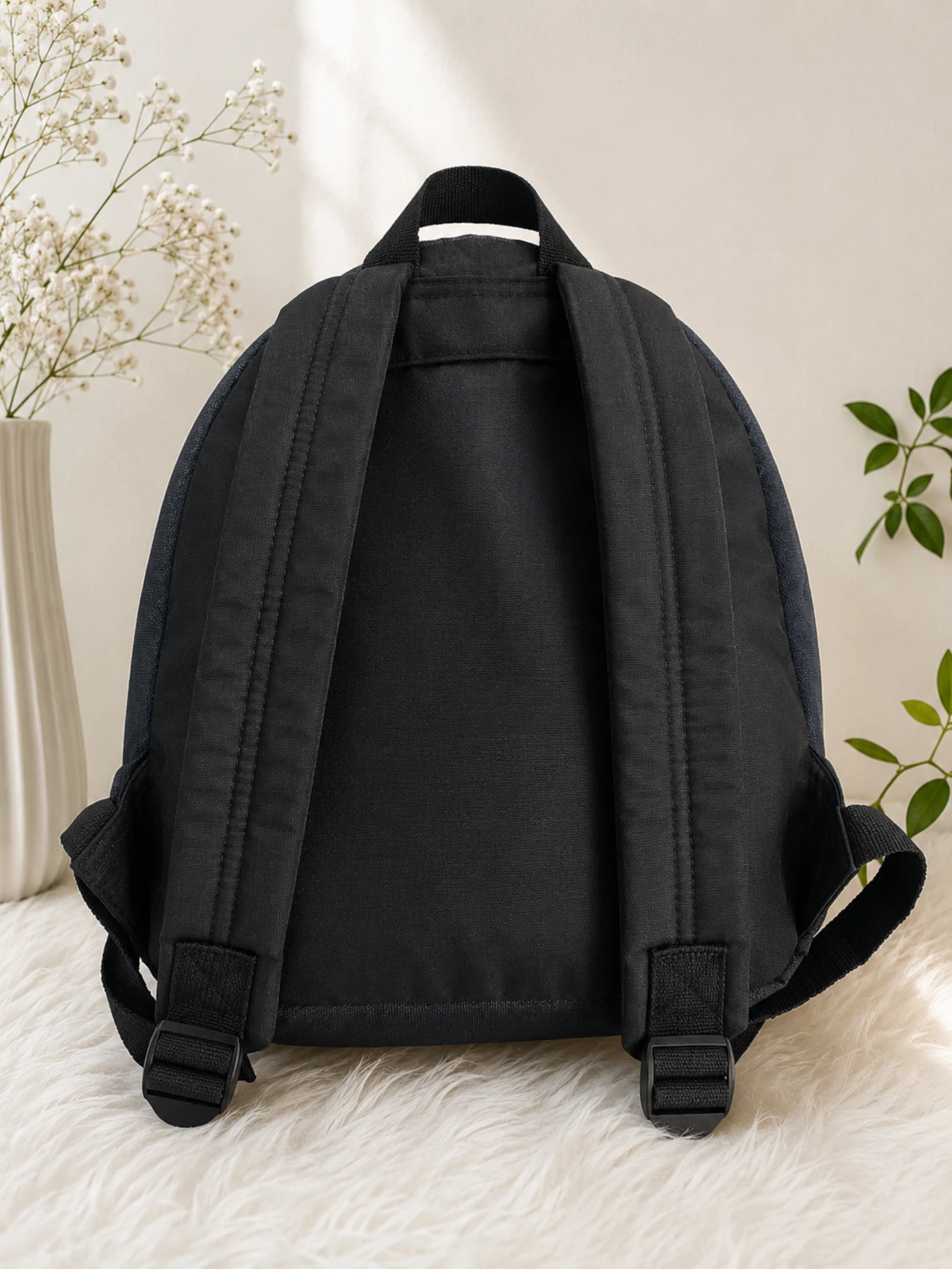 Mochila negra con stikers – photo 2